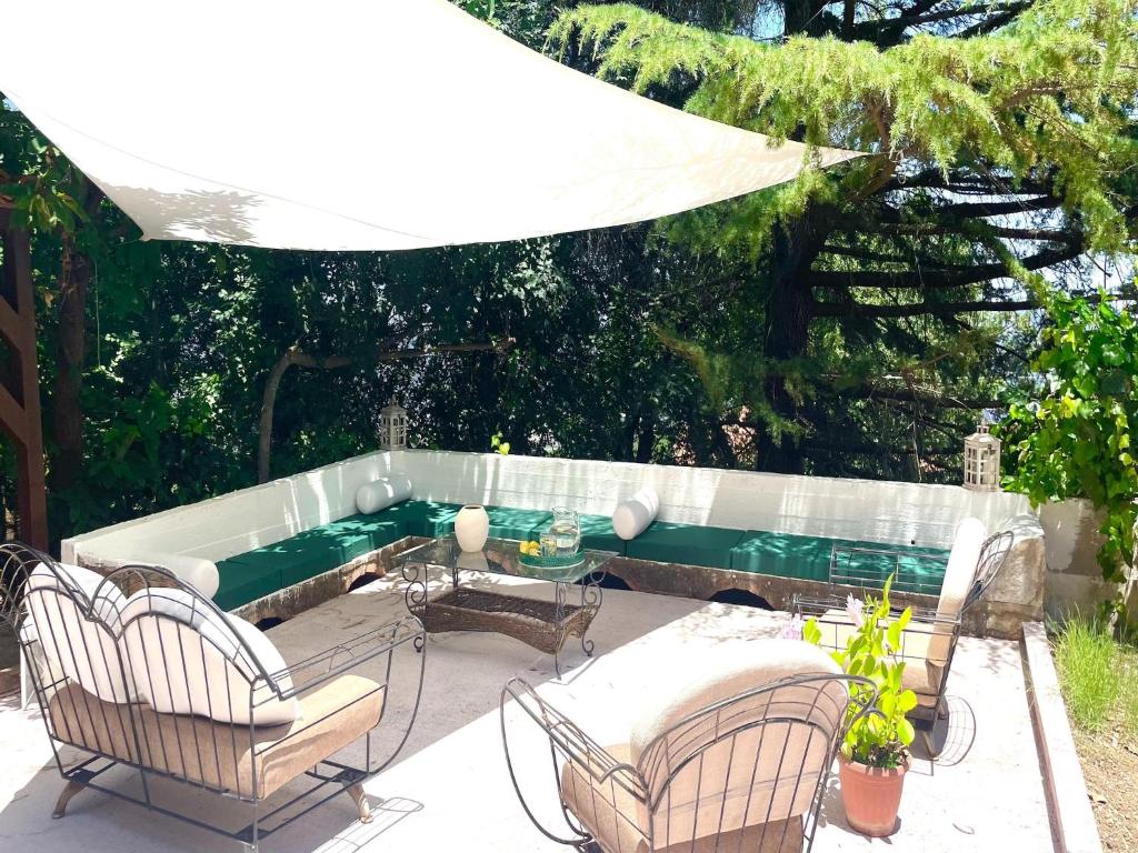 une terrasse avec une piscine, des chaises et une table dans l'établissement Villa in Cefalù with Pool and Forest Retreat, à Castelbuono