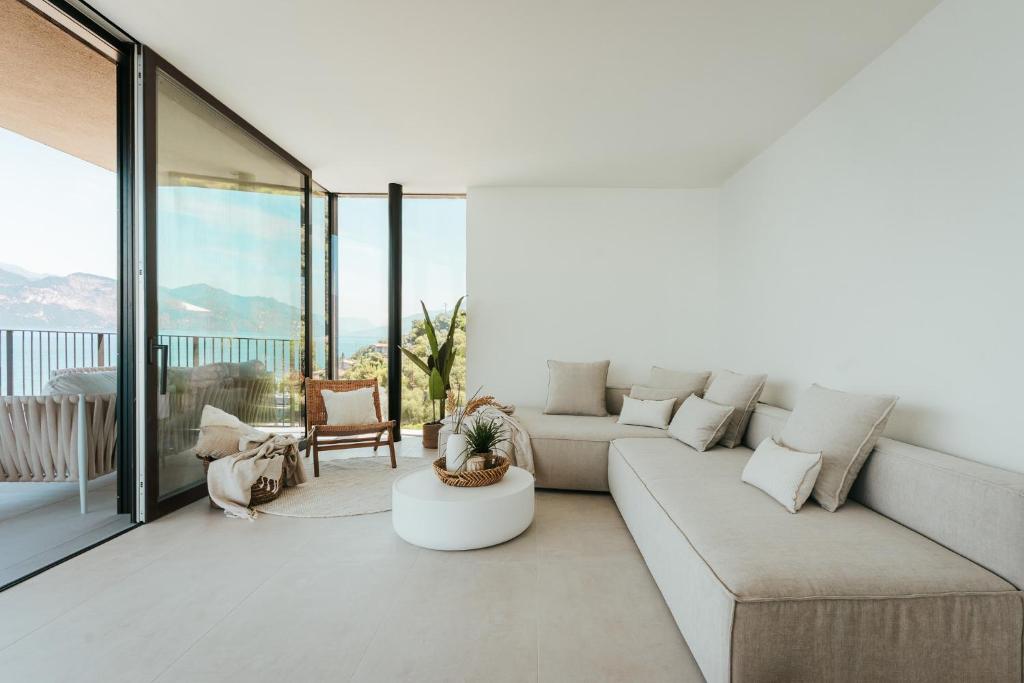 un salon avec un canapé et une table dans l'établissement LUXE VISTA Lakeside Villa Brenzone, à Brenzone