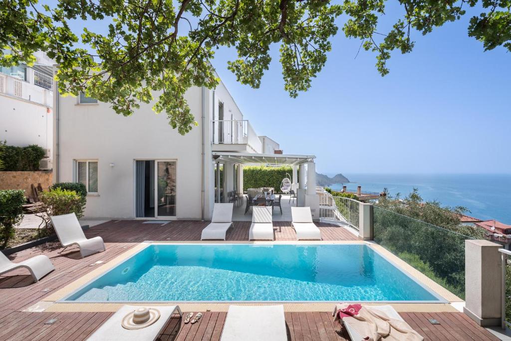 une piscine dans l'arrière-cour d'une maison dans l'établissement Villa Stellata, à Naso