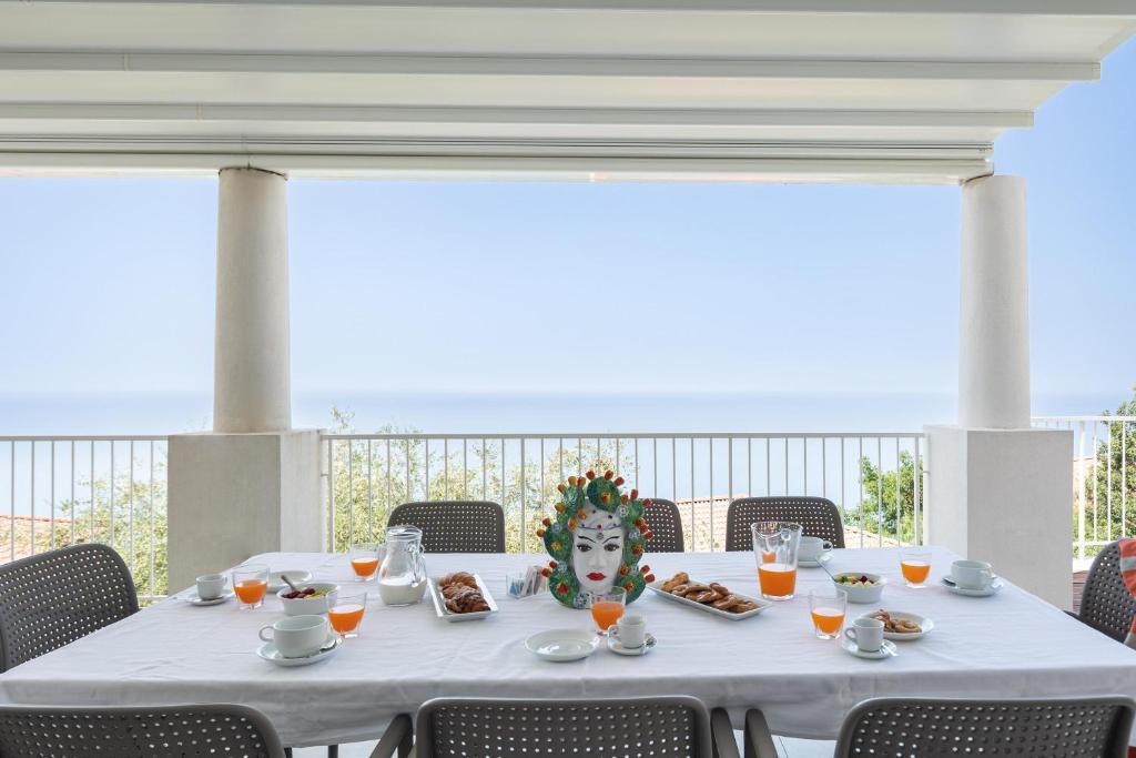 une table blanche avec un masque au-dessus dans l'établissement Villa Stellata, à Naso