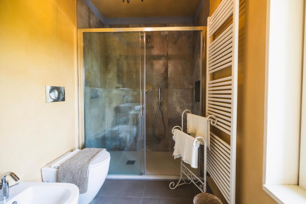 une salle de bain avec une douche avec des toilettes et un lavabo dans l'établissement tHE Timeless Villa - Natural Bio Pool in Monferrato, à Castellino 51 autres photos