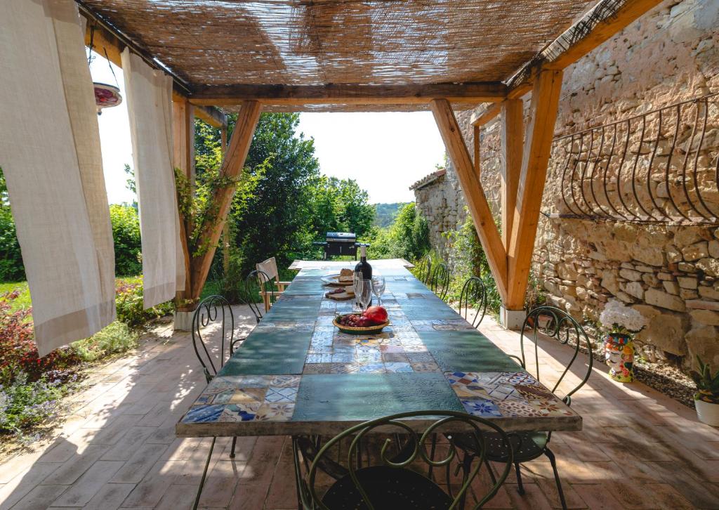 - une grande table avec des chaises sur la terrasse dans l'établissement tHE Timeless Villa - Natural Bio Pool in Monferrato, à Castellino