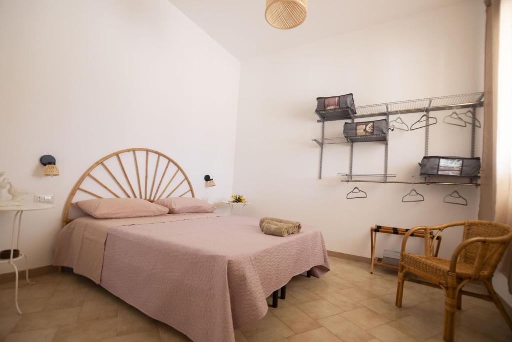 une chambre avec un lit, une table et des chaises dans l'établissement filìa ϕιλία, à Serranova