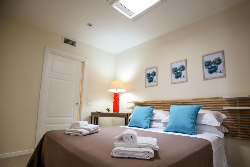 une chambre avec un lit avec des serviettes dessus dans l'établissement Villa Caraitria, à Martina Franca 48 autres photos