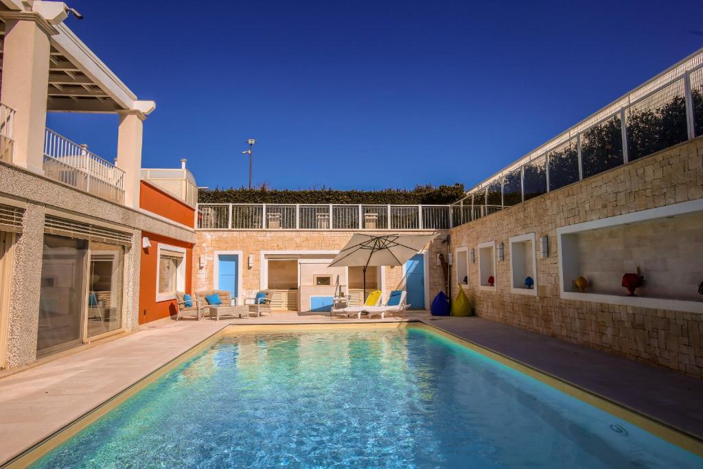 une piscine dans l'arrière-cour d'une maison dans l'établissement Villa Caraitria, à Martina Franca