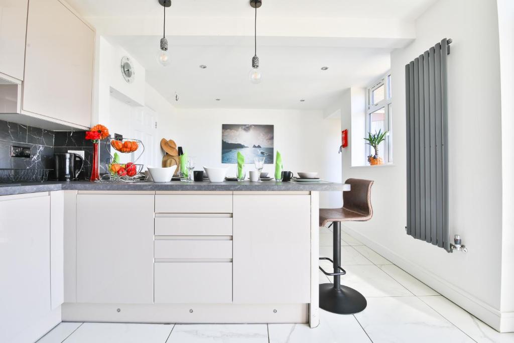 The Wishing Well- Lovely Spacious Home In BS4 Sleeps 8 By STAE- Homes 8
