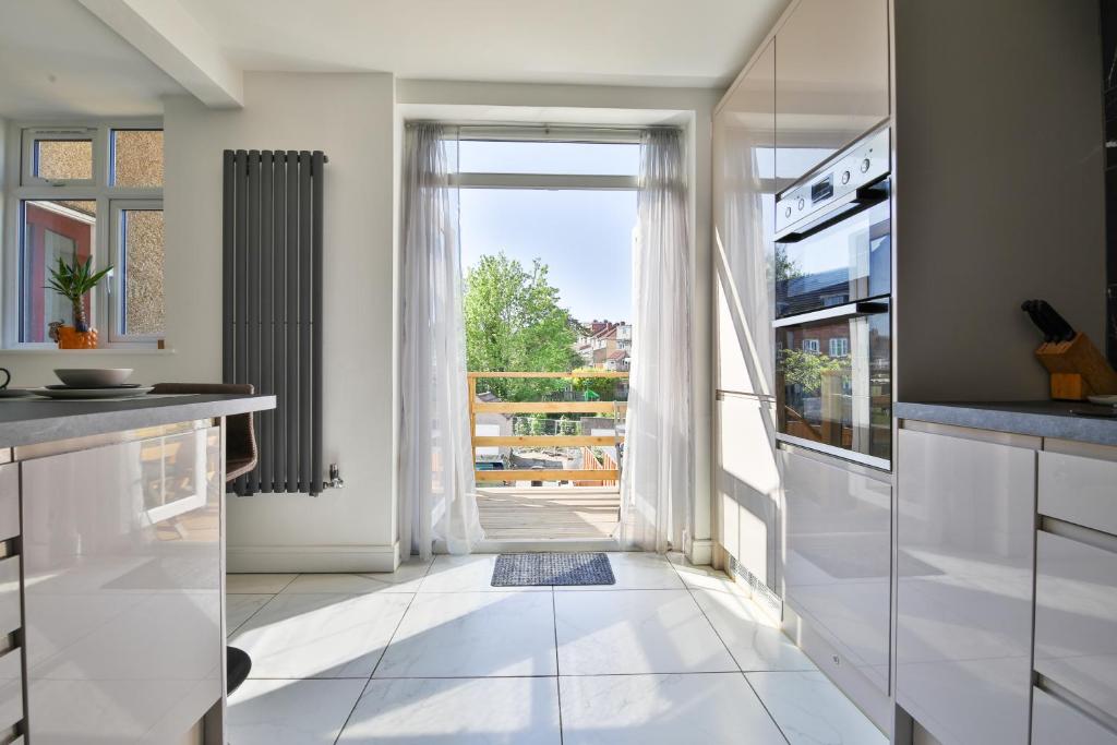 The Wishing Well- Lovely Spacious Home In BS4 Sleeps 8 By STAE- Homes 4
