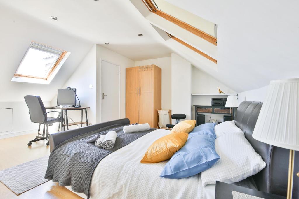 The Wishing Well- Lovely Spacious Home In BS4 Sleeps 8 By STAE- Homes 6