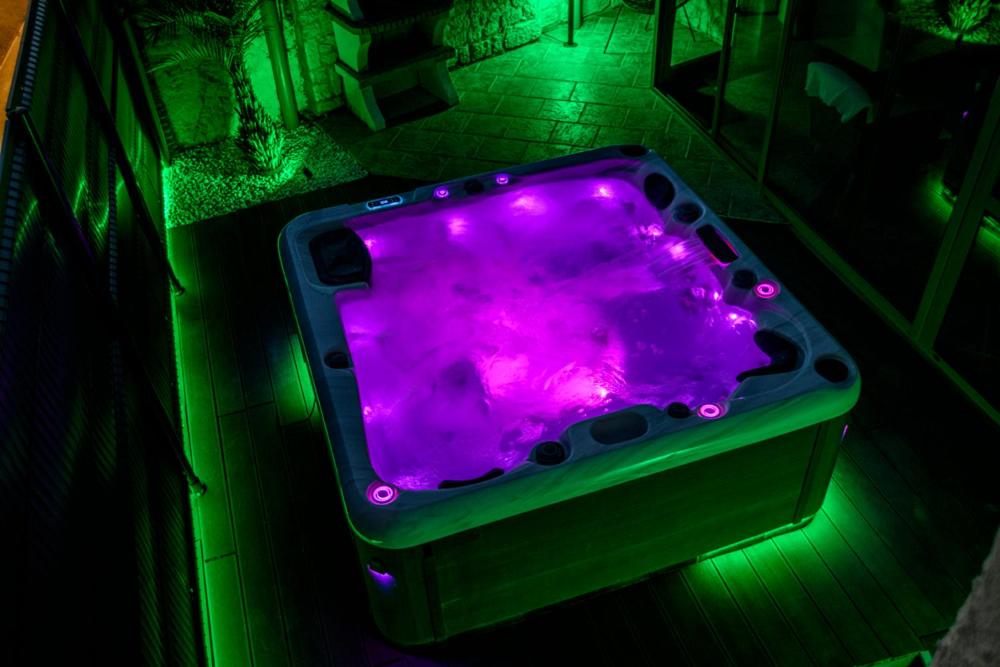 Le Logis du Marquis Jacuzzi Billard 1