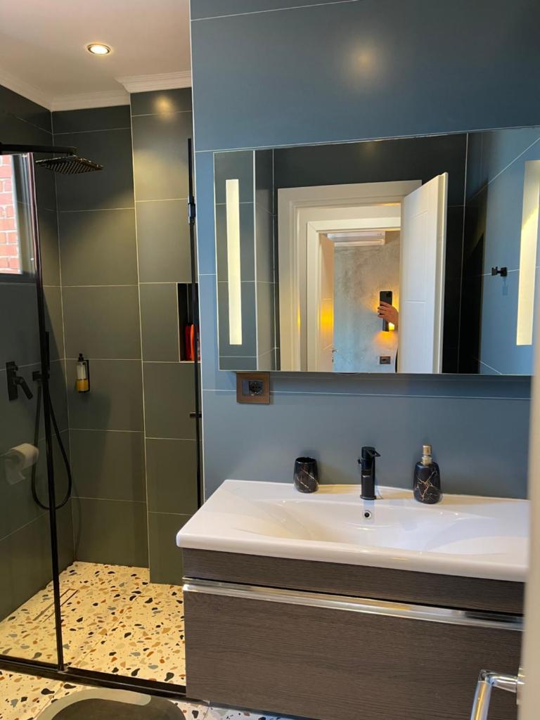 Modern Skyline Studios- Elegant Stay in New Bazaar 3