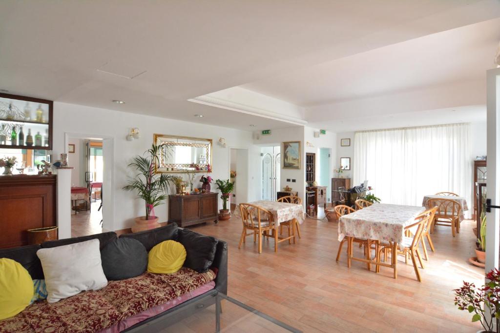 un salon avec un canapé et une table dans l'établissement Hotel Galassi, à Numana 62 autres photos