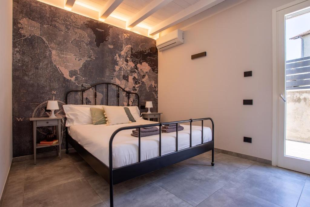 une chambre avec un lit et un mur dans l'établissement Villa Vento, à Colico