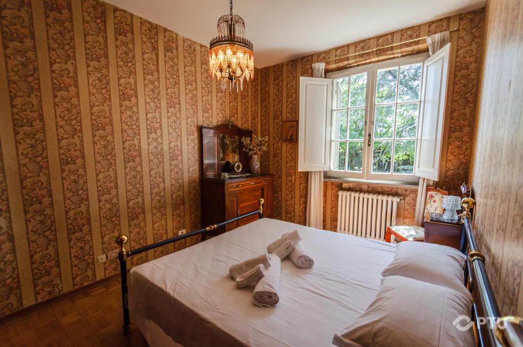 une chambre avec un lit avec des serviettes dessus dans l'établissement PoloTuristicoUmbria Villa in Campagna con Piscina, à Calzolaro 63 autres photos