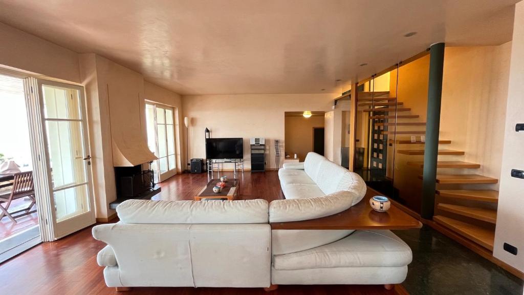 un salon avec un canapé blanc et une table dans l'établissement Villa Bianca Luxury & Prestige, à Massarosa