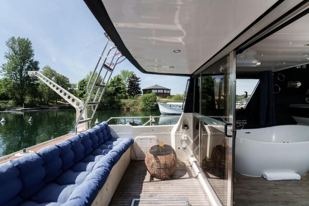 un bateau avec un pont avec une baignoire et un évier dans l'établissement L'Escale Royale Saint-Martin-la-Garenne Port Ilon - Seine - Giverny, à Saint-Martin-la-Garenne