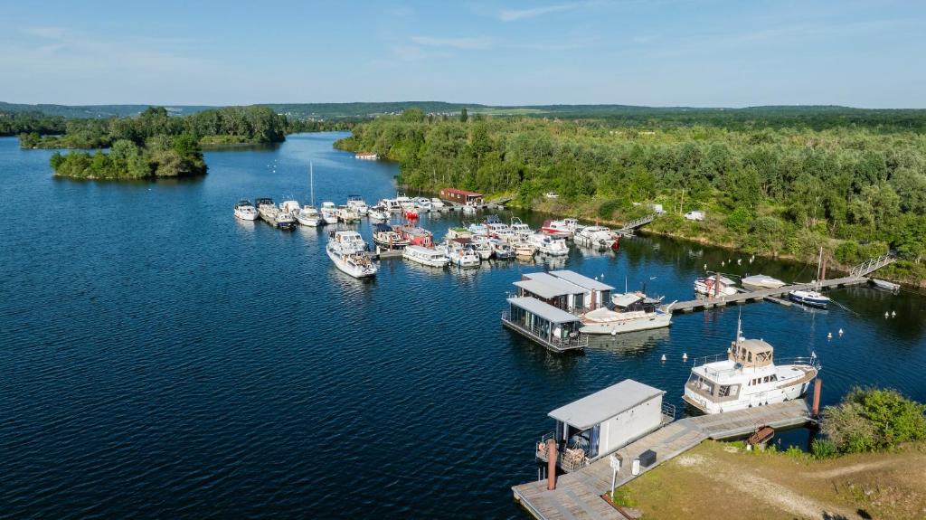 une vue aérienne d'une marina avec des bateaux dans l'eau dans l'établissement L'Escale Royale Saint-Martin-la-Garenne Port Ilon - Seine - Giverny, à Saint-Martin-la-Garenne