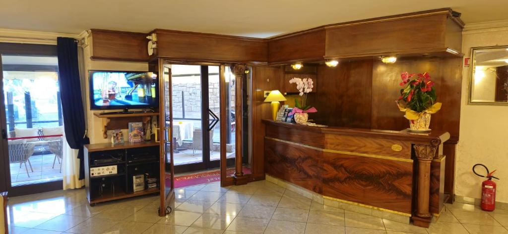 un salon avec une télévision et un hall dans l'établissement Hotel Mediterranea, à Loano 28 autres photos