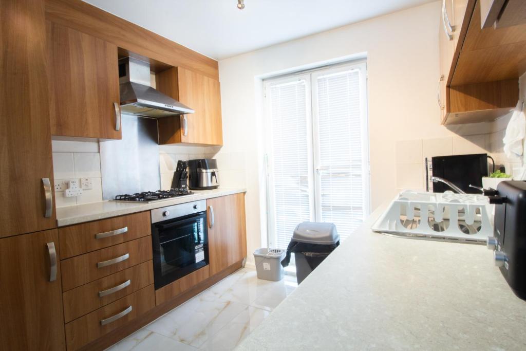 Close to City Centre 3-Bed Townhouse, Sleeps 7, Free Parking, Great Transport Links 8