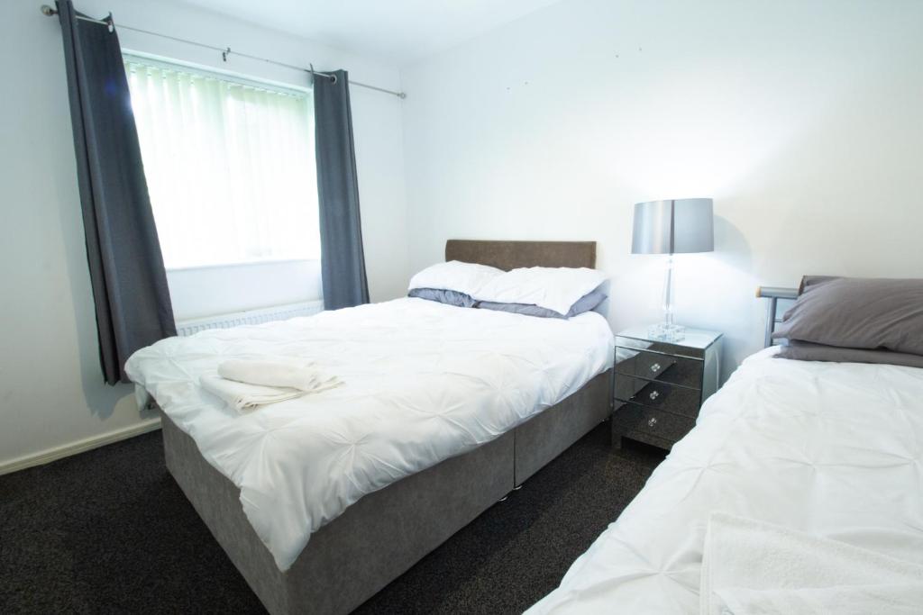 Close to City Centre 3-Bed Townhouse, Sleeps 7, Free Parking, Great Transport Links 2