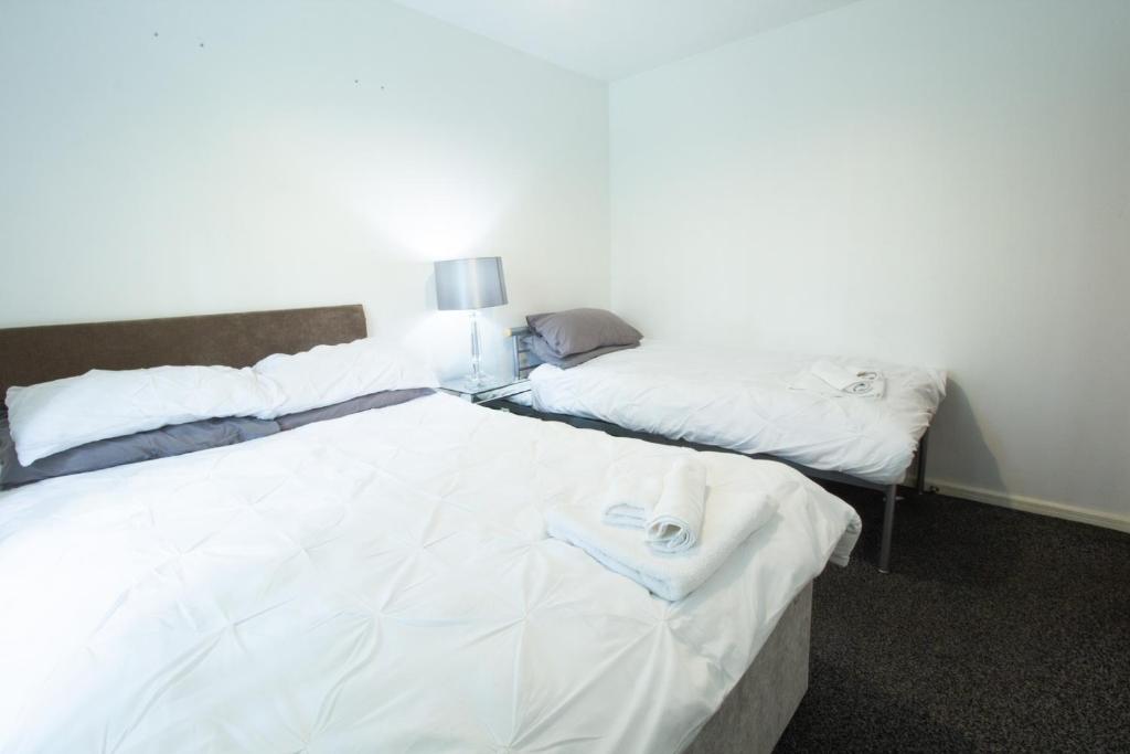 Close to City Centre 3-Bed Townhouse, Sleeps 7, Free Parking, Great Transport Links 6