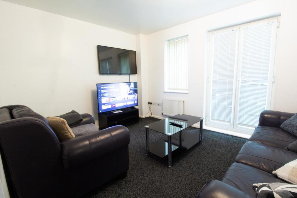 Close to City Centre 3-Bed Townhouse, Sleeps 7, Free Parking, Great Transport Links 5