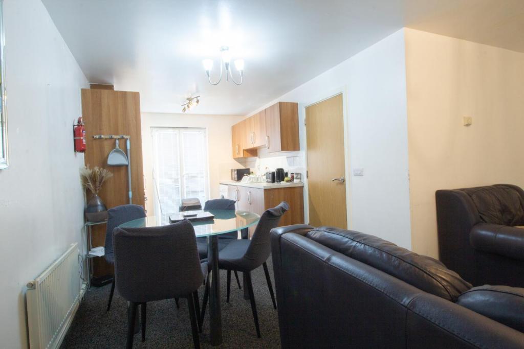 Close to City Centre 3-Bed Townhouse, Sleeps 7, Free Parking, Great Transport Links 4