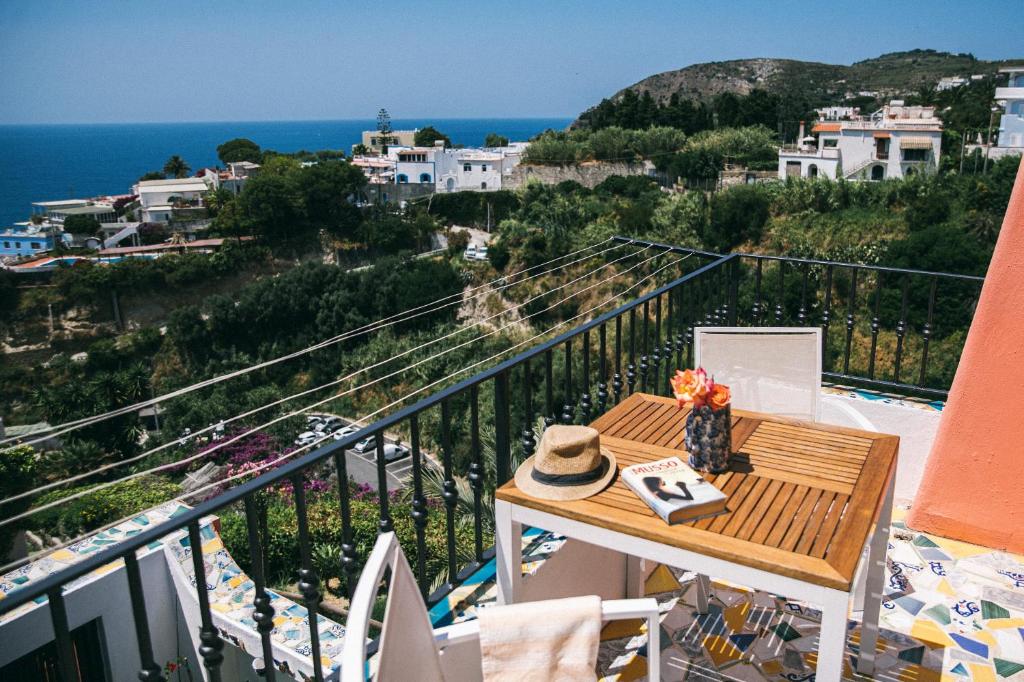une table sur un balcon avec vue sur l'océan dans l'établissement Hotel Villa Maria, à Ischia