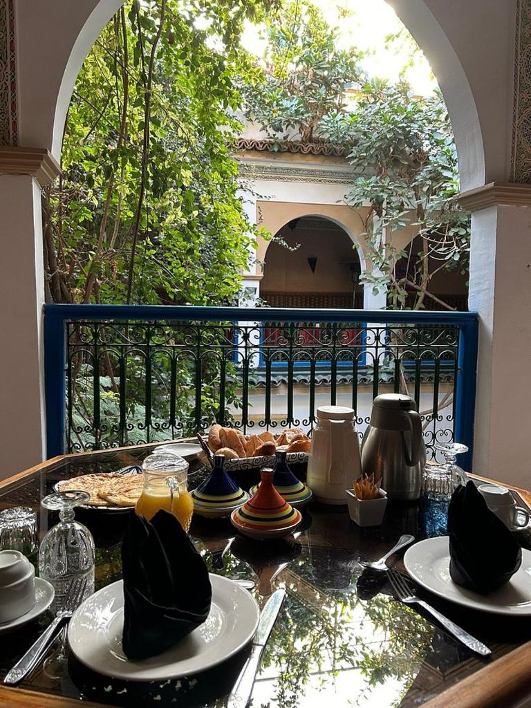 une table avec des plaques de cuisson au-dessus dans l'établissement Riad Maryam Taroudant, à Taroudant 37 autres photos