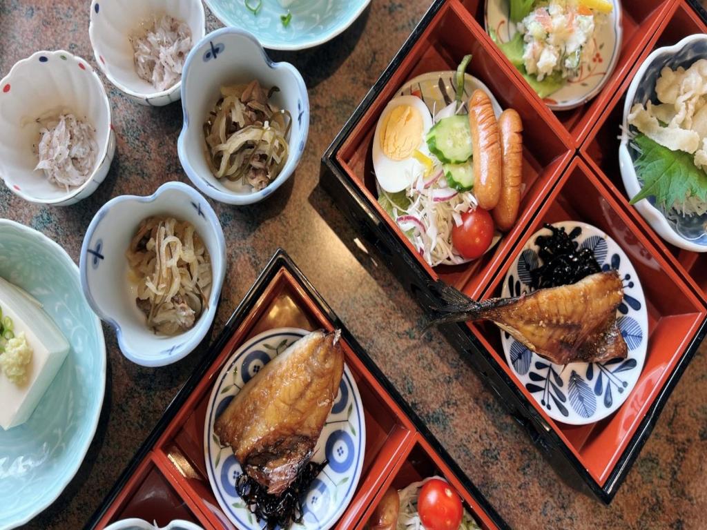 une table avec des assiettes et des bols de nourriture dans l'établissement Ichifukuso, à Tara