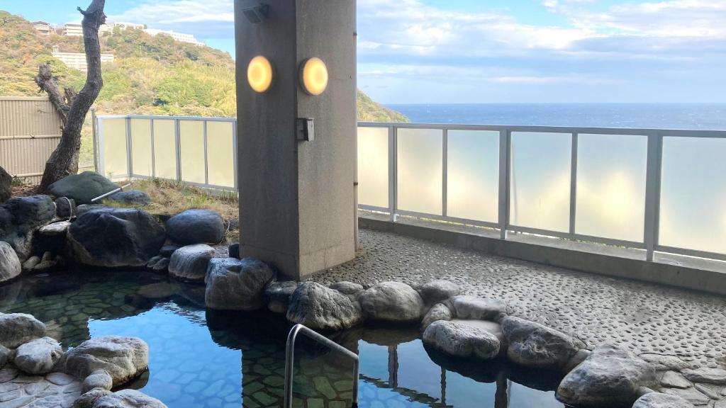 une vue sur l'océan depuis le balcon d'une maison dans l'établissement Itoen Hotel Atagawa, à Higashiizu 7 autres photos