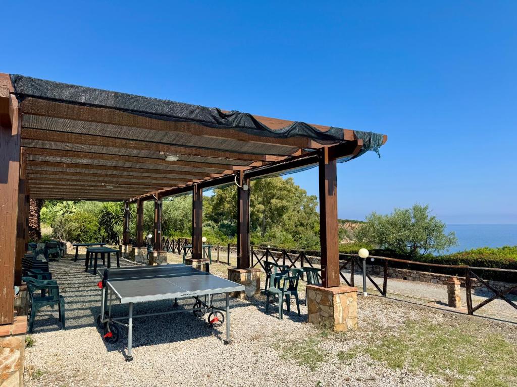 - une table de ping-pong sous un pavillon en bois dans l'établissement La casa al Rais, à Finale