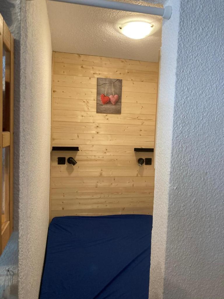 une chambre avec un lit avec un tableau de pommes sur le mur dans l'établissement Kandahar 202 - Les Deux Alpes- Plein centre-station, 32m2, à Les Deux Alpes