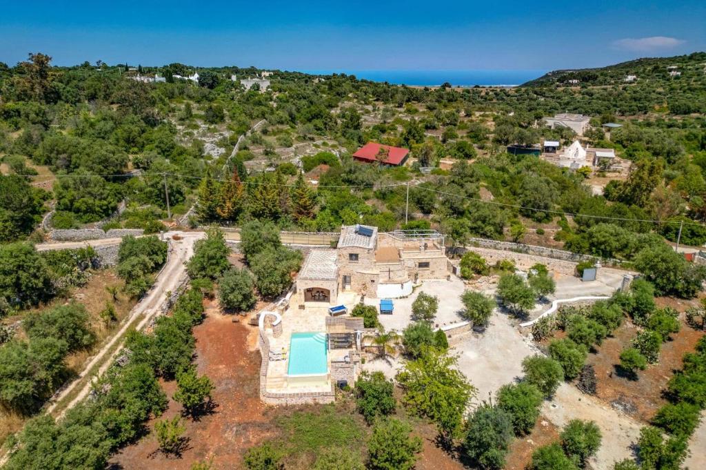 une vue aérienne d'une maison avec piscine dans l'établissement Villa Angelo by Villa Plus, à Ostuni