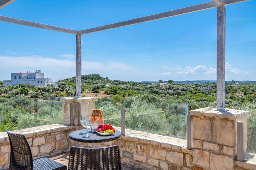 d'une terrasse avec une table et des chaises offrant une vue. dans l'établissement Villa Angelo by Villa Plus, à Ostuni
