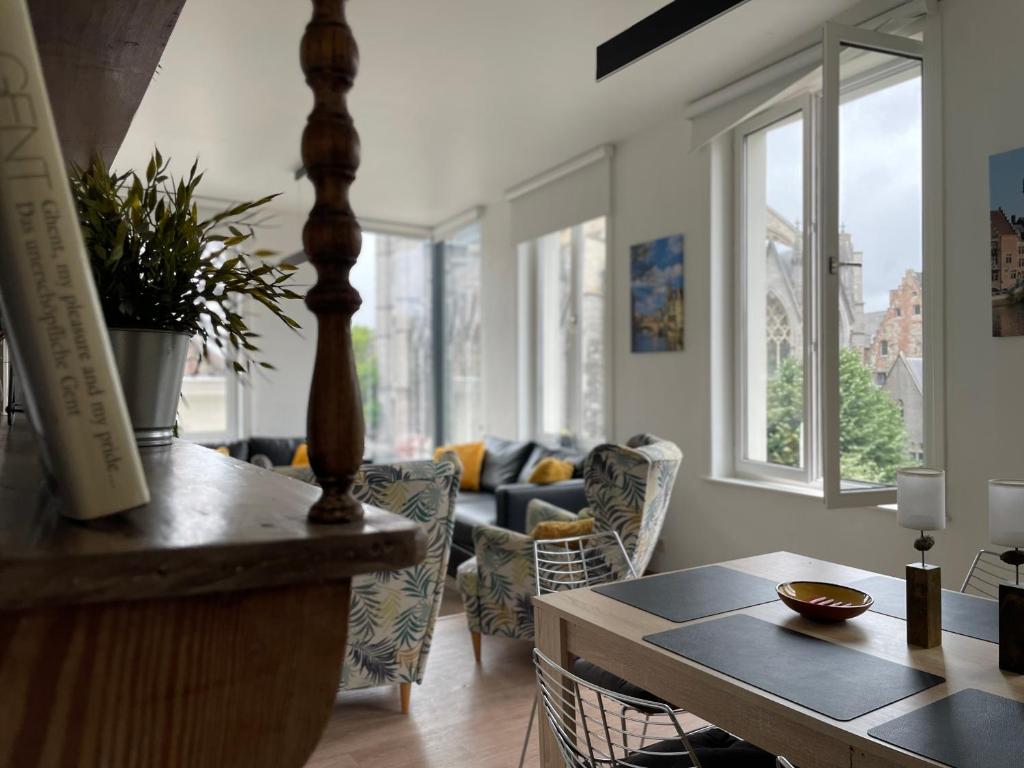 Duplex Apartment in the Heart of Ghent with Fantastic Views 4