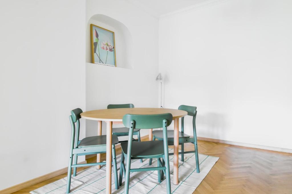 Scandinavian Charm - Central 1BD with Desk by Flat Manager 3