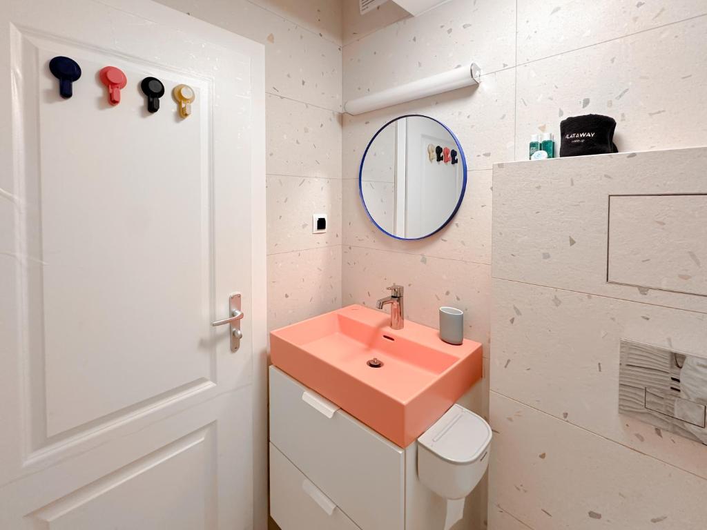 Scandinavian Charm - Central 1BD with Desk by Flat Manager 5
