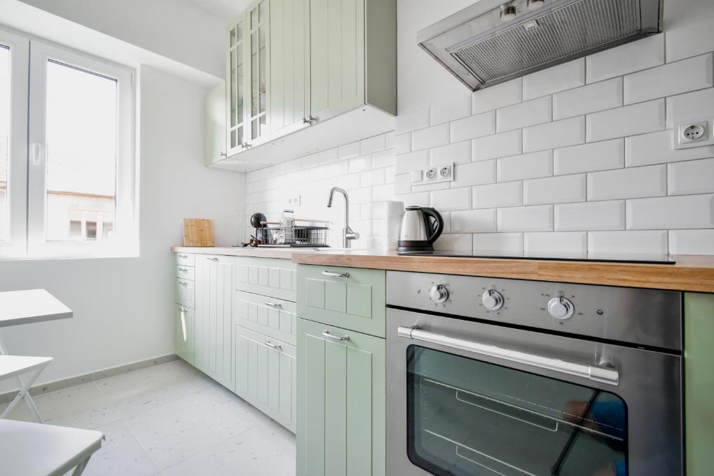 Scandinavian Charm - Central 1BD with Desk by Flat Manager 4