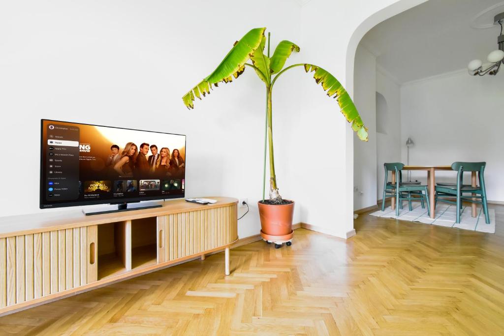 Scandinavian Charm - Central 1BD with Desk by Flat Manager 8