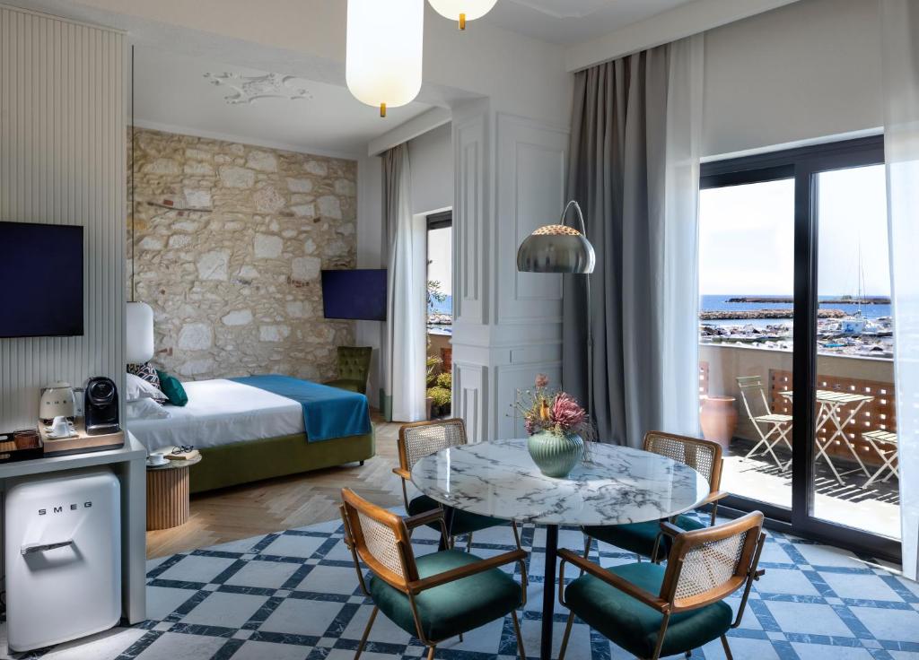 une chambre d'hôtel avec un lit, une table et des chaises dans l'établissement Casa Miranda Boutique, à Syracuse 33 autres photos