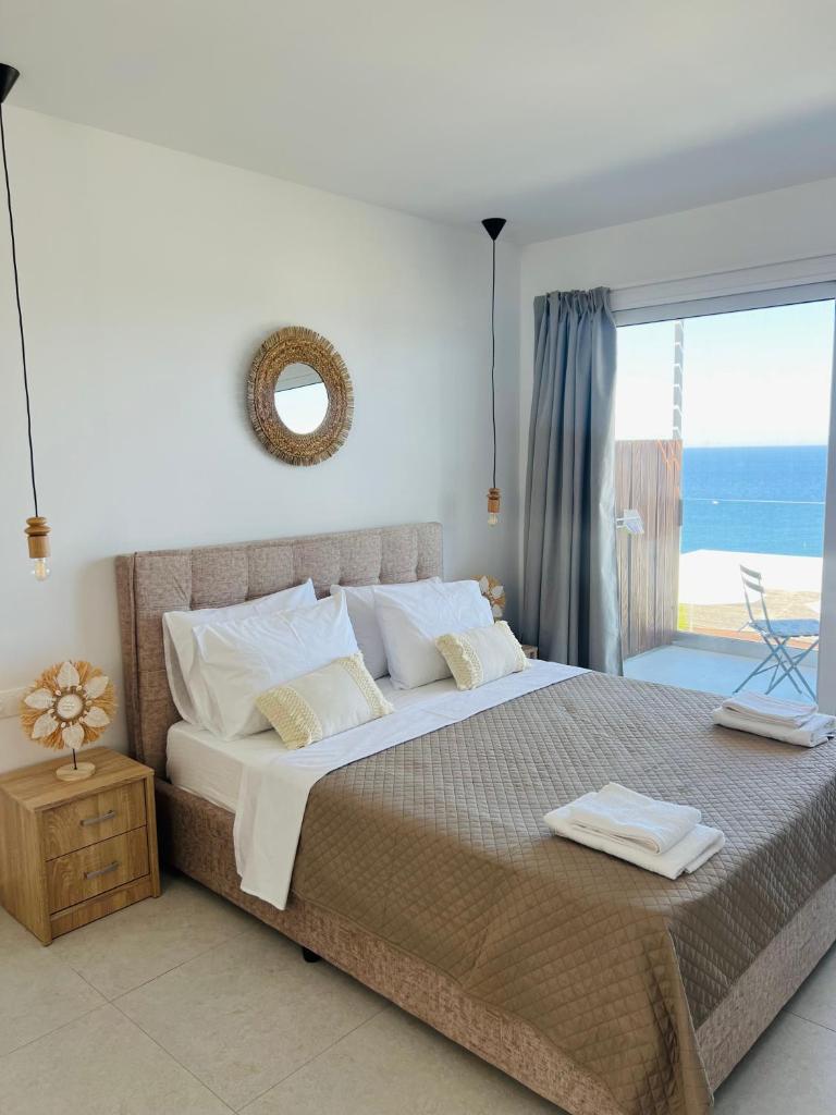 Grande Blue Suites with private bay 8