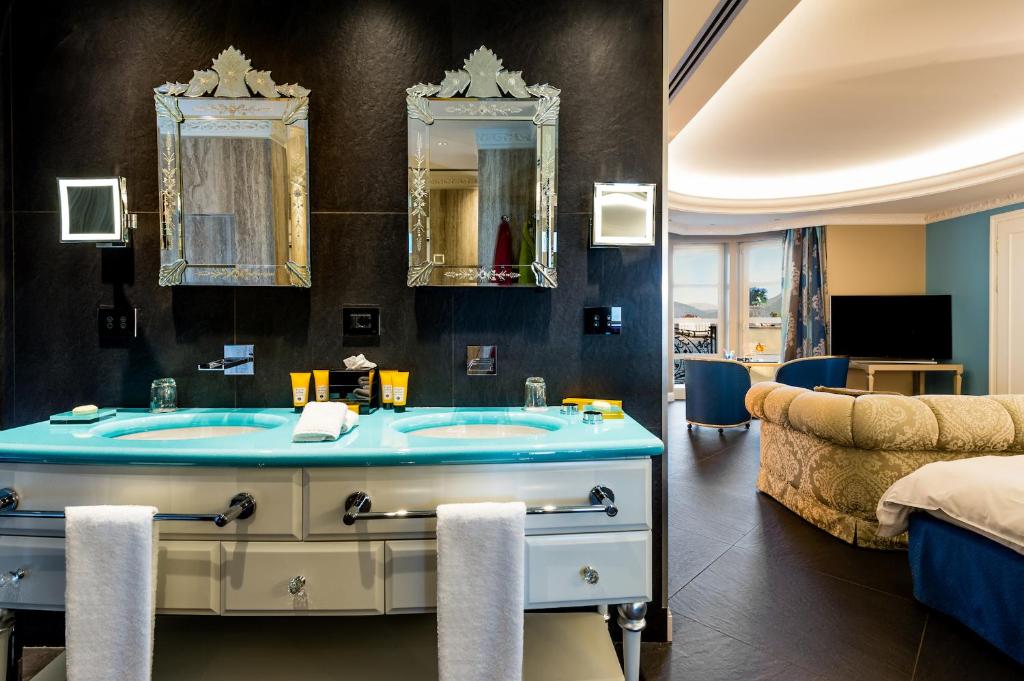 Cette chambre comprend une salle de bains pourvue d'une grande baignoire. dans l'établissement Villa e Palazzo Aminta - A Leading Hotel of The World, à Stresa