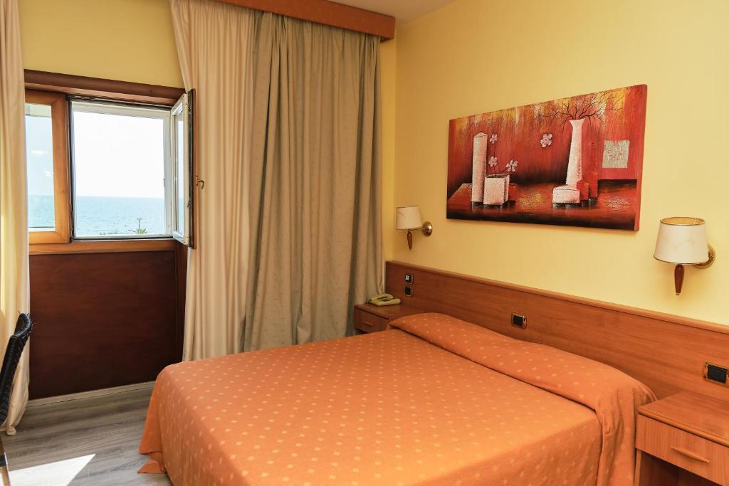 une chambre d'hôtel avec un lit et une fenêtre dans l'établissement La Isla Resort, à Pontecagnano 38 autres photos