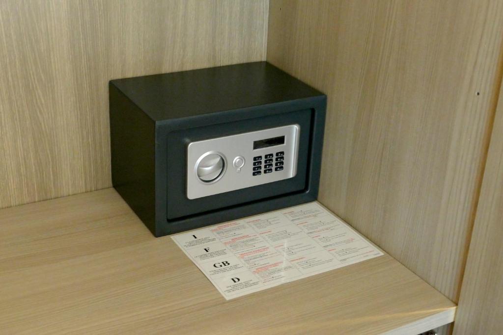 Un four micro-ondes est installé au-dessus d'une table. dans l'établissement Hotel Désirée, à San Benedetto del Tronto