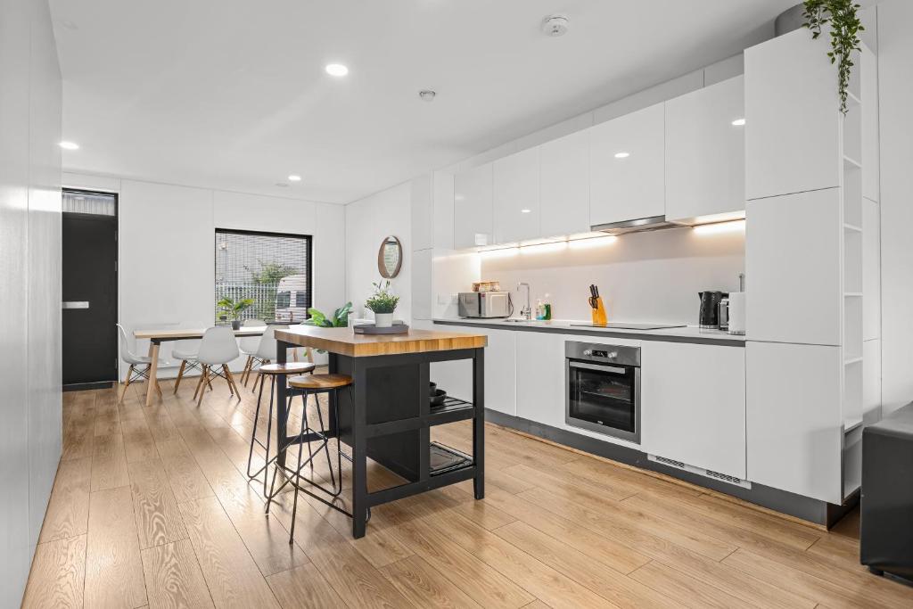 Large Townhouse 5 Beds with Two Parking Spaces - Manchester City Centre 6