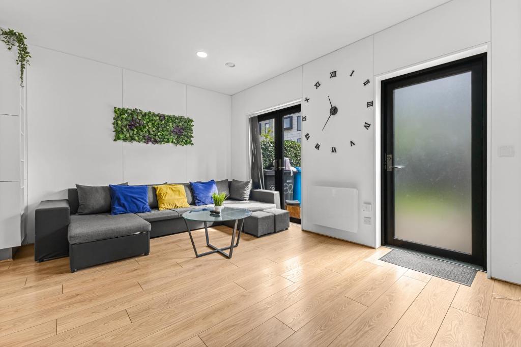 Large Townhouse 5 Beds with Two Parking Spaces - Manchester City Centre 3