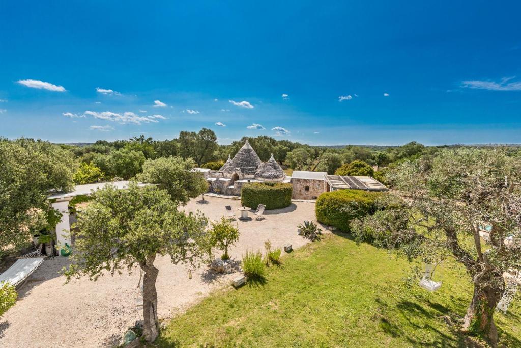 une vue aérienne sur une maison arborée dans l'établissement Trullo Sant`Andrea by Perle di Puglia, à Ceglie Messapica