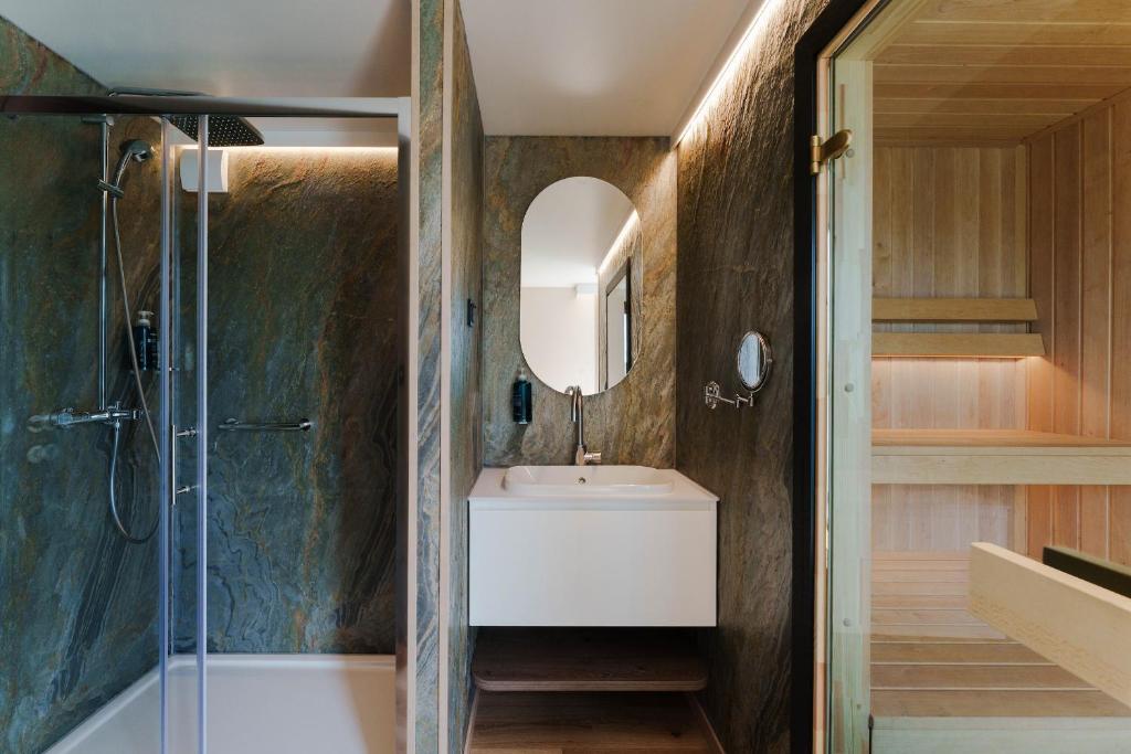 une salle de bain avec un lavabo et un miroir dans l'établissement L'Escale Royale L'Isle Adam Port - Oise, à LʼIsle-Adam