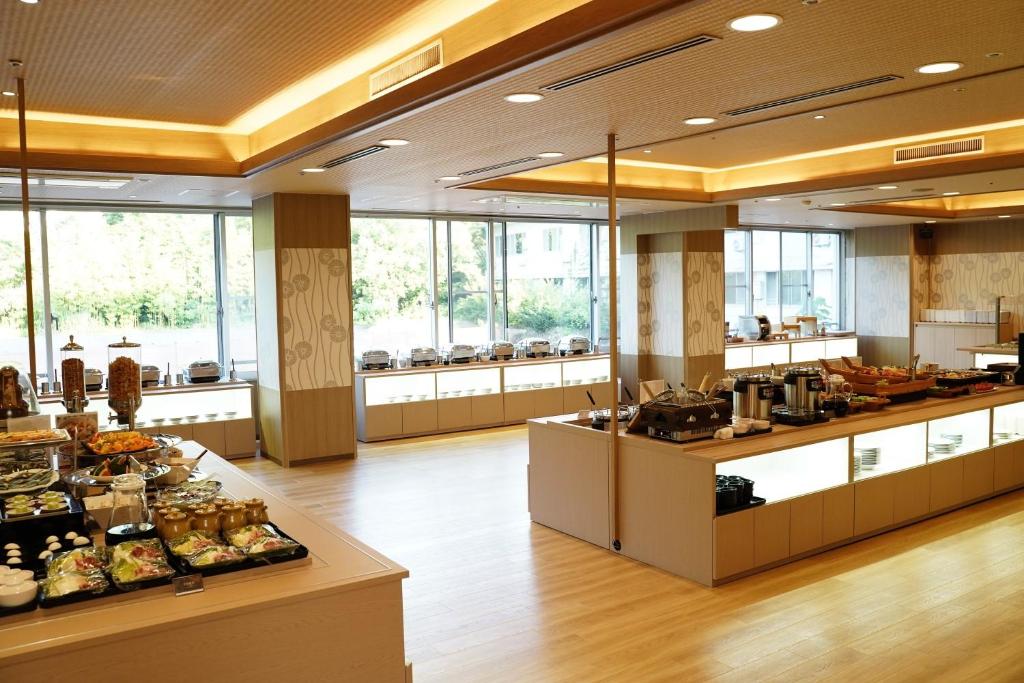 un restaurant avec aasteryasteryasteryasteryasteryasteryasteryasteryasteryasteryasteryasteryasteryasteryasteryasteryasteryasteryasteryasteryasteryastery dans l'établissement LiVEMAX RESORT Kaga Yamashiro, à Kaga