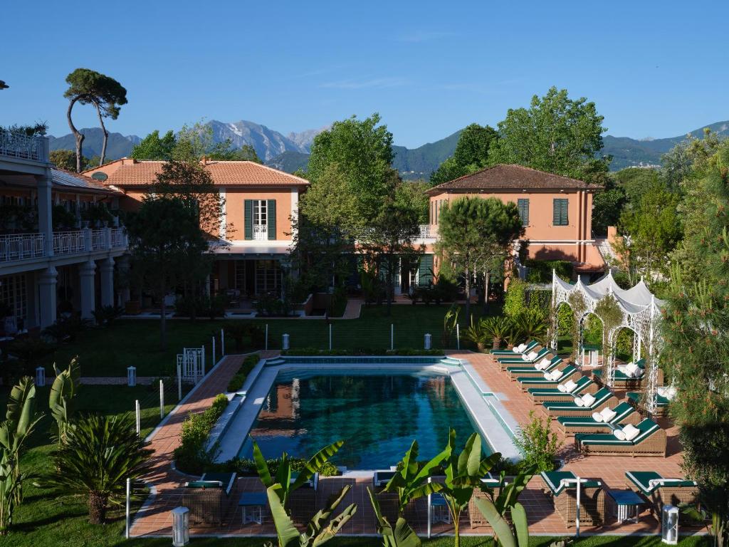 une vue aérienne d'une maison avec piscine dans l'établissement Pensione America - Adults only, à Forte dei Marmi